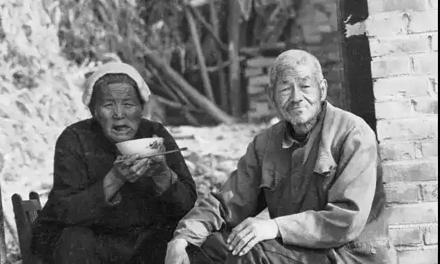 太珍贵了!云南80年代农村吃饭老照片,太真实了,瞬间感觉回到了过去