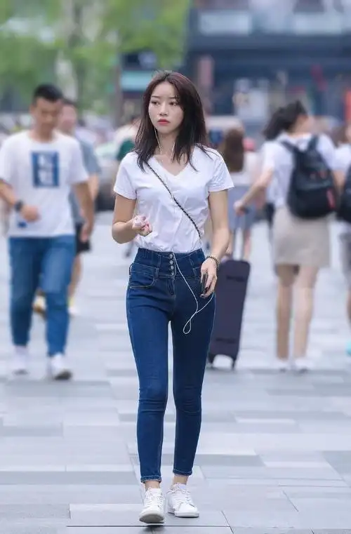 牛仔裤配t恤,气质更加休闲美丽,给人清新大方的感觉