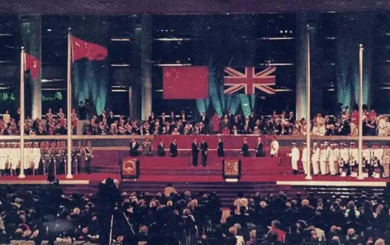 1997年香港回归珍贵瞬间,港督一家表情低落,市民夹道欢迎解放军