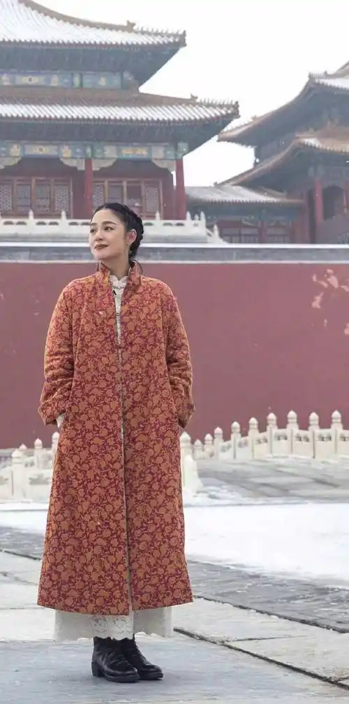 周韵穿花棉袄配旗袍裙,竟然还能穿出高级感,不化妆咋就成大妈?