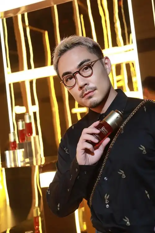 改变肌肤未来##娇韵诗第九代黄金双萃# 扛老更抗