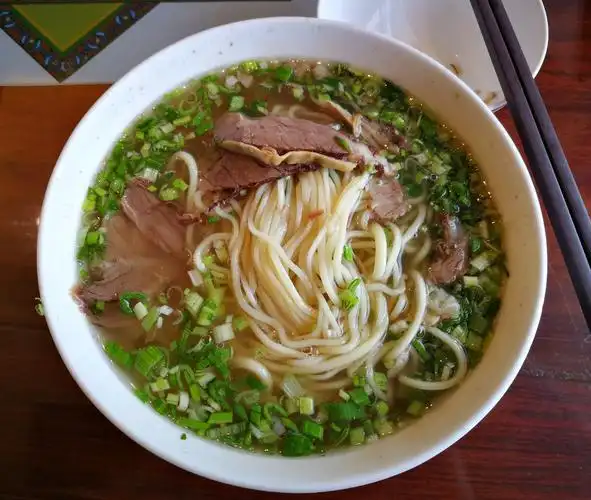 正宗的兰州牛肉拉面,牛肉是单独的一份,自己可随意添加,里面的葱花