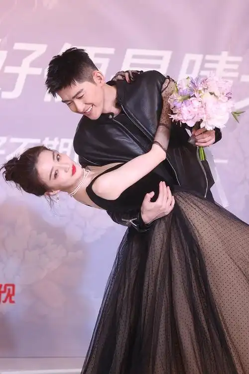 张翰发布会现场甜蜜抱徐璐两人作势亲吻cp感十足