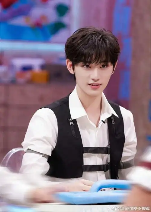 丁程鑫湿发侧颜照