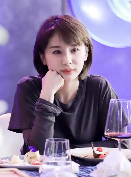 原创王子文又换新造型了,32岁的她像是18岁,减龄短发比曲筱绡还美!