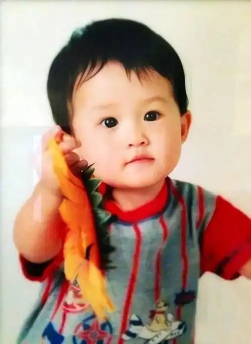 这是赵丽颖小时候,大家认出来了吗?哈,陈伟霆童年照.
