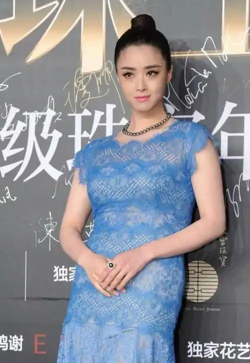 原创36岁蒋欣心太大了穿上时尚裙却有些戳眼睛网友腰哪去了