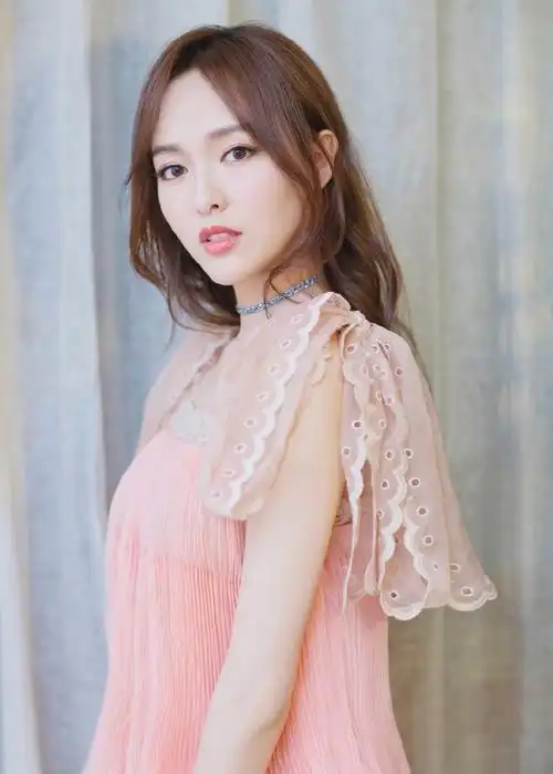 可以是傻白甜,也可以御姐范十足,是一个可塑性非常强的美女演员.