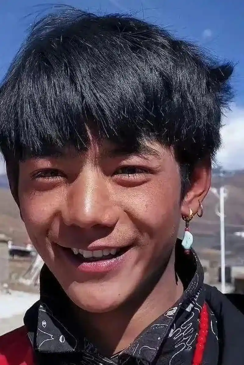 以前的丁真和现在的丁真照片对比,真搞不懂一个放牛娃为什么被那么多