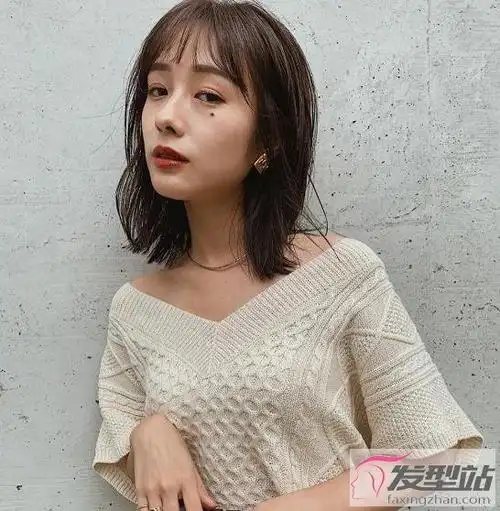 今年流行什么风格的中长发发型呢?自带慵懒感的