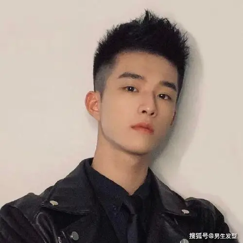 颜值不够发型来凑,2020夏天男生这样剪发,干净利落又帅气