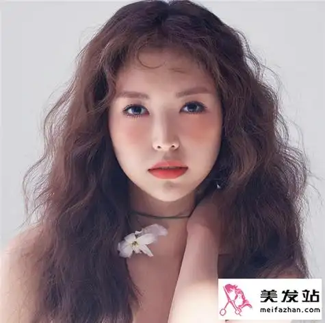 今年流行的韩国女生卷发 性感与清新气质兼具_日韩发型 - 美发站