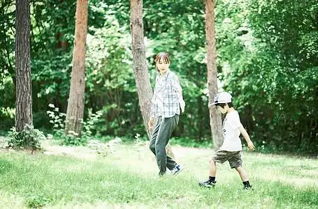 母子二人走在树林里图片素材