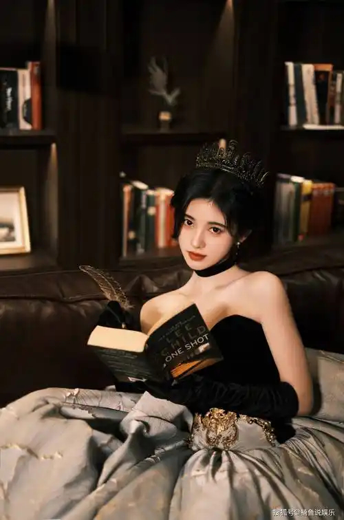 原创鞠婧祎出场好惊艳穿抹胸裙大秀香肩法式风情宛如古堡里的公主