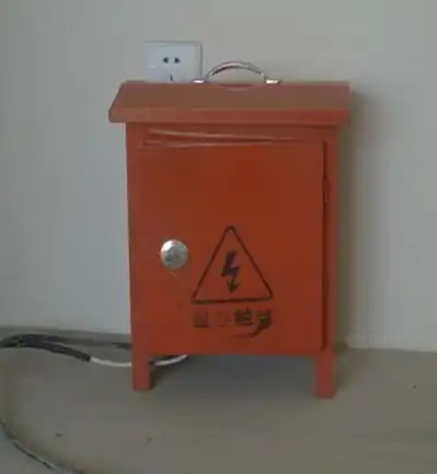 摆放整齐,垃圾及时清运,配备5公斤干粉灭火器2具,施工专用配电箱1台