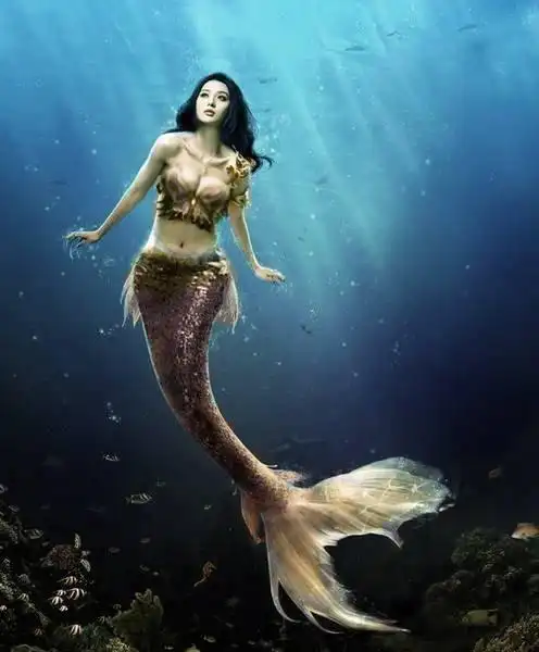 林允饰演的美人鱼珊珊,特别清纯,不仅形象完美,眼神也非常到位,更是因