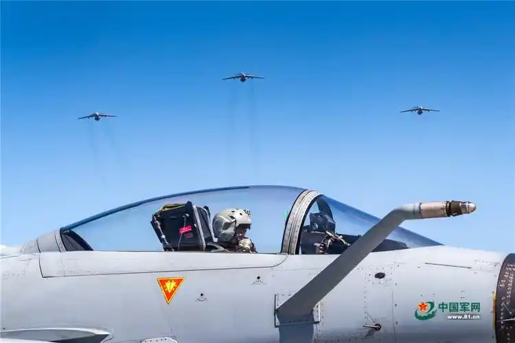 中国空军参赛战机开展针对性飞行训练