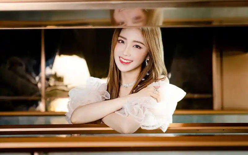 下一张 简介 王艺瑾仙女纱裙写真桌面壁纸,女生带着与生俱来的猫性,一