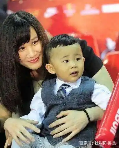 37岁的杜锋现状:与妻子分居已久,儿子在训练打篮球!