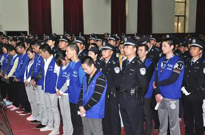 刑事审判庭在阜阳市中级人民法院一号法庭公开开庭审理了被告人吴云翔