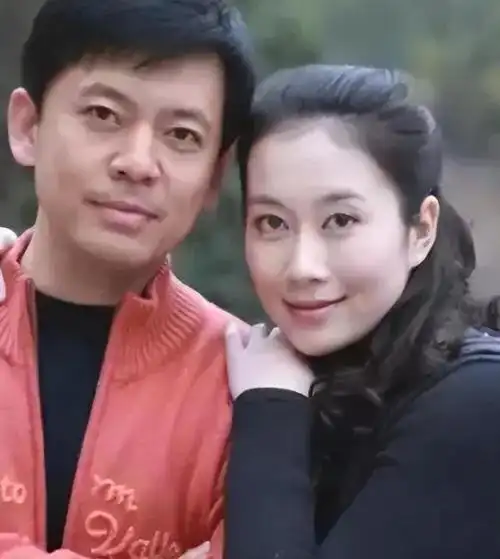 纪实国家演员何政军结婚几十年无绯闻,他的妻子,我们也很熟悉