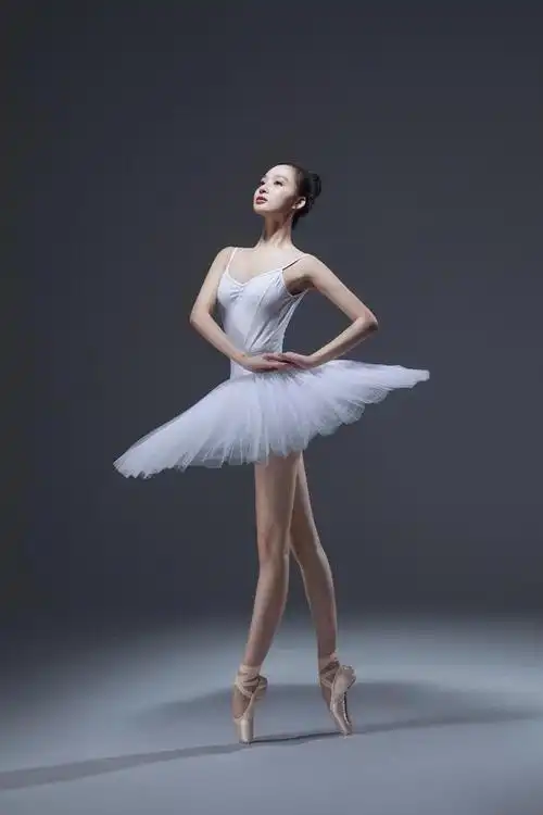 孙嘉璐随意一个踢腿动作,尽显芭蕾舞功底,气质优雅太耀眼|舞蹈_网易