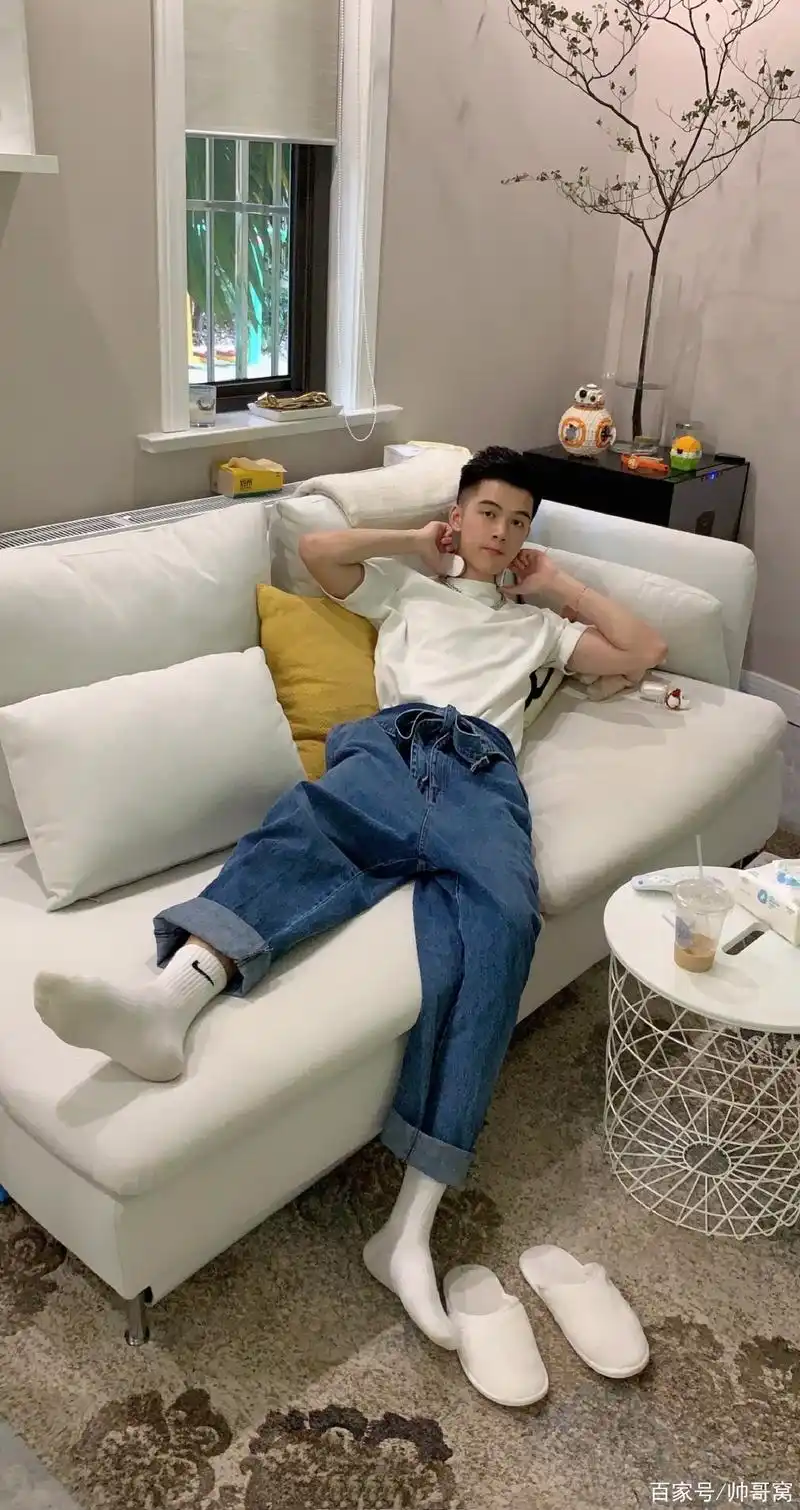 组图:爱穿白袜子的大鼻子小哥哥,宅在家的男生也可以很帅的!
