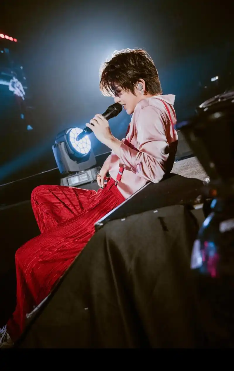 时隔五年蔡徐坤再穿背带裤唱跳,处境却大不相同,迷倒大片ikun