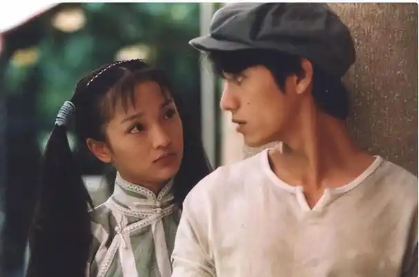 亲妈是导演干妈是导演20年都捧不红他却在娶妻改名后火了