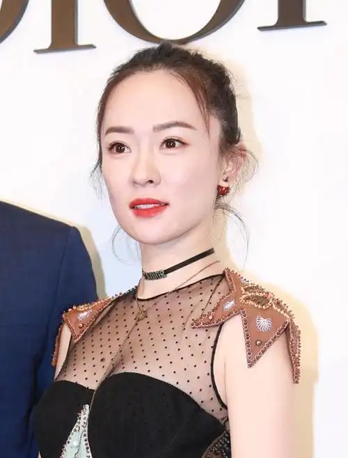 霍思燕挺会搭配的,虽然穿的很可爱,但能秀出"肉感"身材