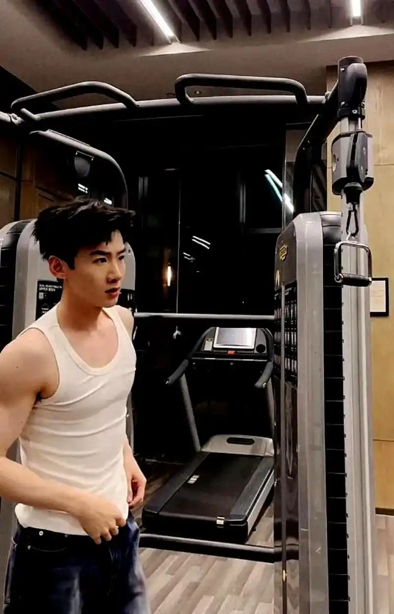 白敬亭外表看起来很瘦,但当他露出胳膊时,却展现了满满的肌肉,十分