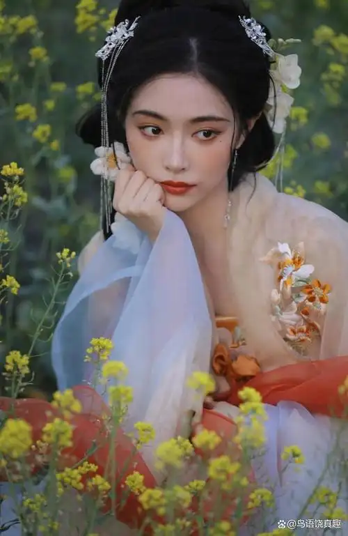 知名女演员许佳琪在端午节当天晒出了一组漂亮的老照片,引起了网友的