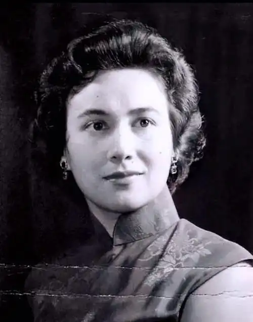 优雅,非常懂得礼仪,在社交方面非常有一手,深受不少公子少爷的青睐