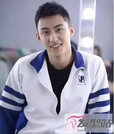 短发男生帅气发型学生 养眼洋气轻松闪耀校园