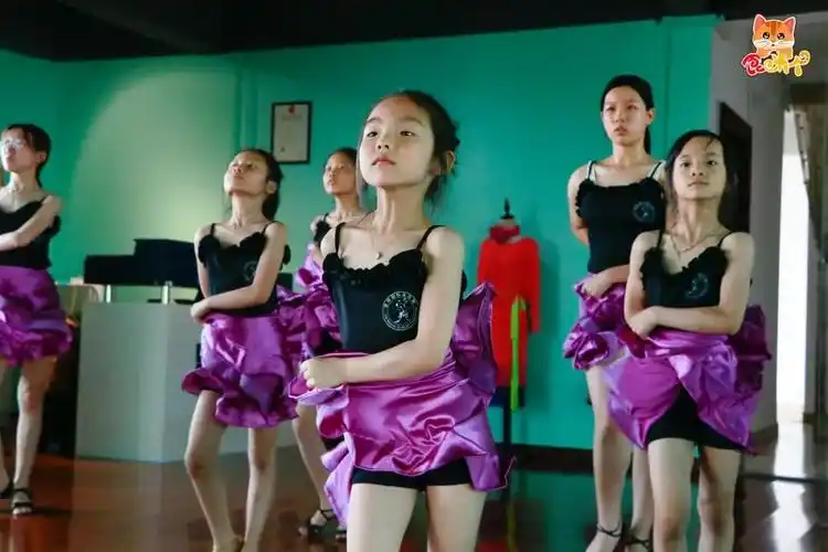 潮阳阿姐路过石珠园这栋建筑,发现6楼有亮点!_拉丁舞