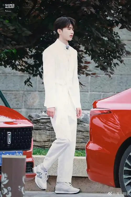 蔡徐坤奔跑吧白色西装路透##蔡徐坤奔跑吧白色西装造型