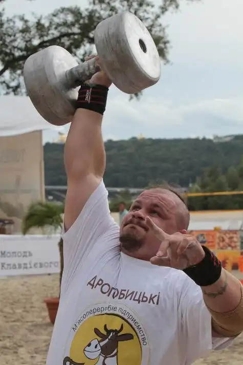 图文:乌克兰选拔最强大力士 轻松举起杠铃