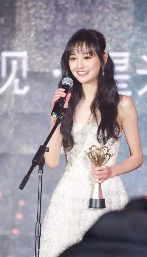 郑爽白色镂空长裙出席活动,获网友大赞并喊话张恒:你后悔了吗?