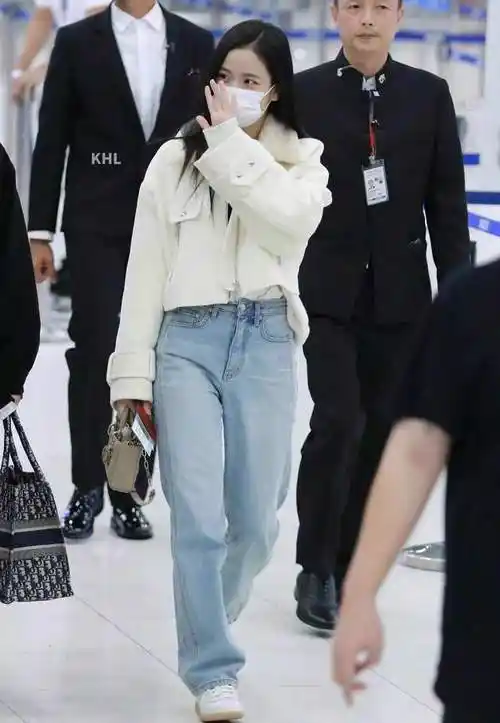 金智秀穿白色外套配牛仔裤走机场,气质甜美清新,好像大学生!