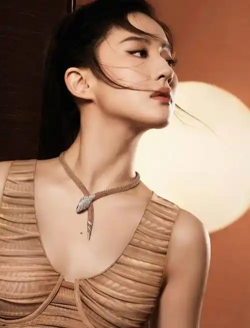 刘亦菲质感新片释出 黑发灵蛇造型身姿曼妙