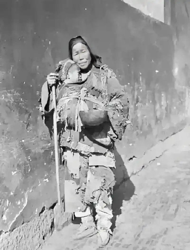 故事发生在1949年的冬天,一个衣衫褴褛的女乞丐朱引梅来到平江县委