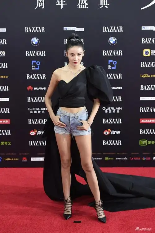 组图:张蓝心性感亮相红毯 穿牛仔短裤秀大长腿