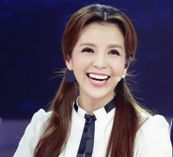 央视一姐朱迅大变样!嘴歪双眼凹陷似僵尸,网友:吓的想关电视