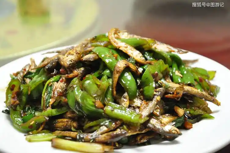 山涧野生小河鱼,煎炸,熬汤,清炒,餐桌上的美味