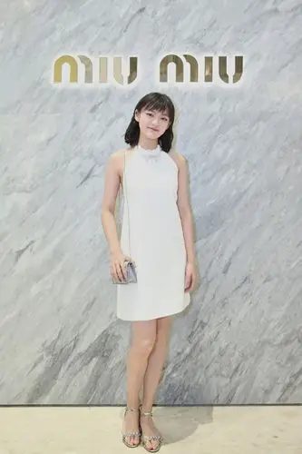 文淇启程时装秀,白衬衣搭阔腿裤气质高级,掀起刘海气场不止15岁