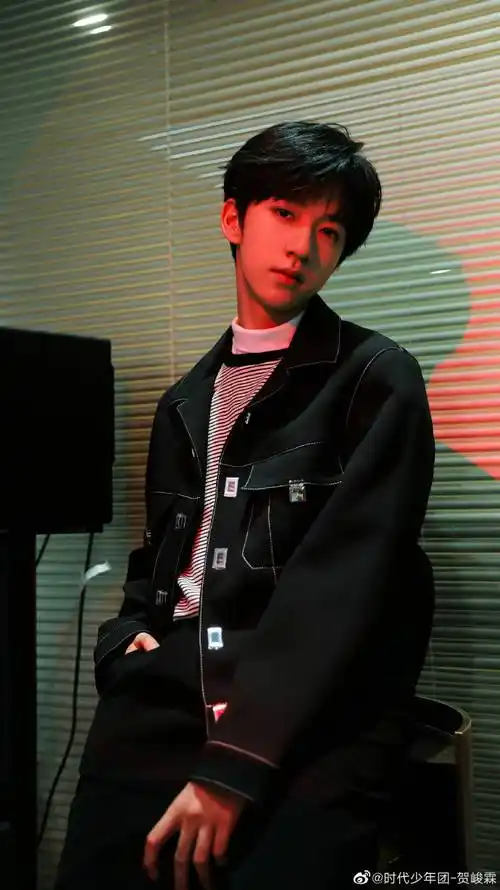 贺峻霖金丝眼镜造型随拍