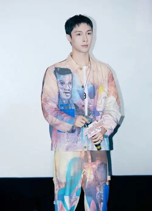 张艺兴说物料发错了重发一下,哈哈哈要不要这么可爱啊#张艺兴说物料发