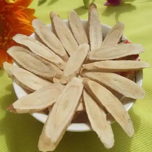 黄芪的特征:呈圆柱形,有的有分枝,上端较粗,长30~90cm.