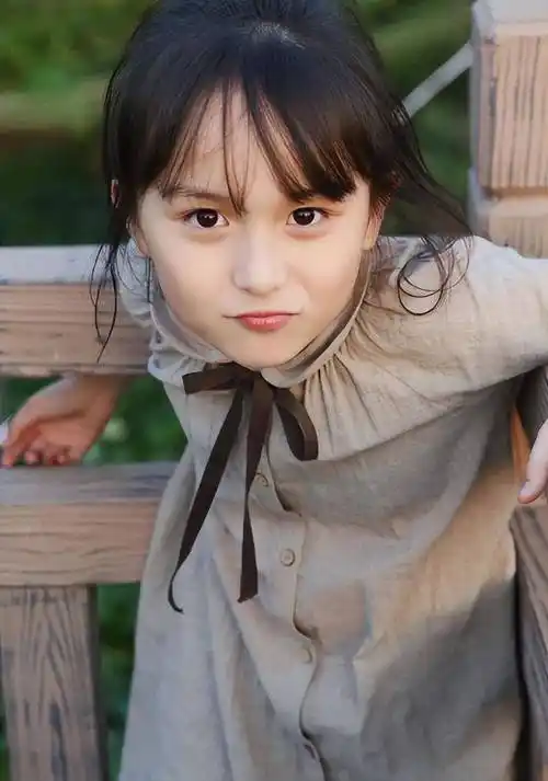 一眨眼几年过去,直到2021年,12岁的小楚恬才重新回到了荧幕上.