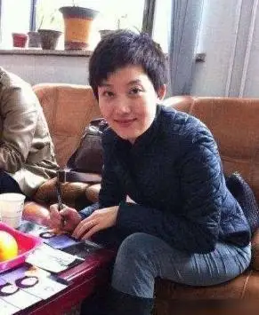 央视主持郑天亮嫁同行老公恩爱16年今一家4口生活很幸福